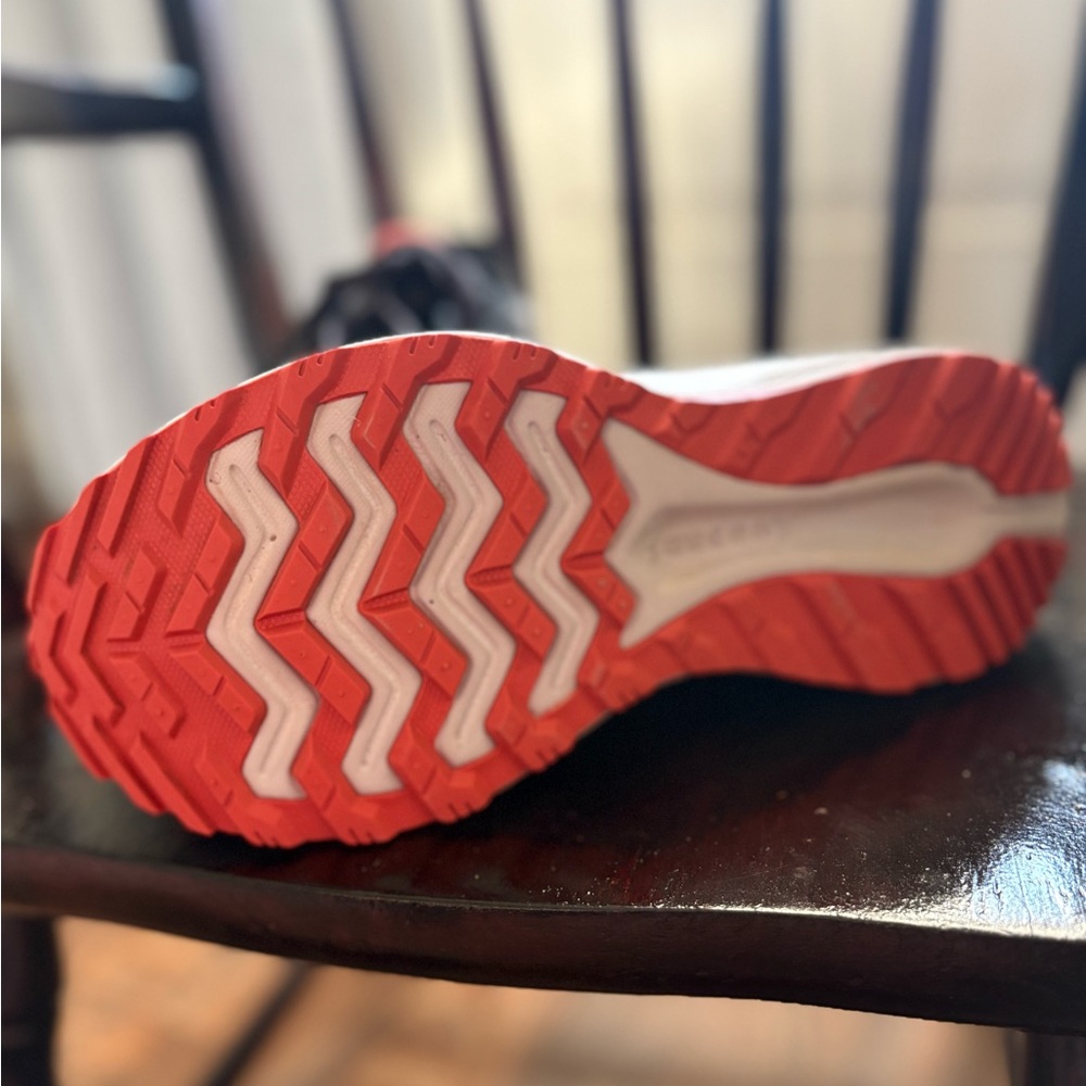 Woman’s Saucony Black and coral hiking shoes size 6 - Picture 3 of 6